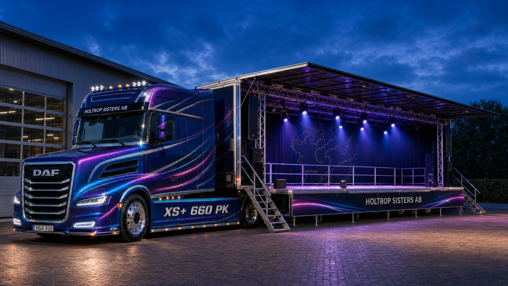Uitgeklapte DAF podiumtruck met verlichting tijdens het blauwe uur